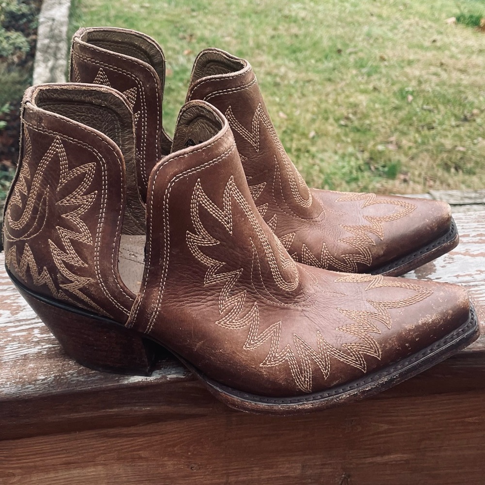 Ariat Dixon Western Boots in naturally distressed brown Size 9.